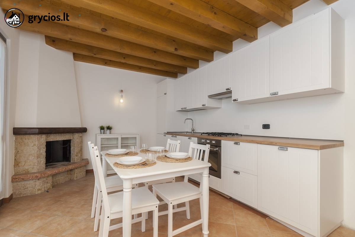 Italijoje, Lombardijos reg., Bergamo prov., Bianzano mstl. parduodama vila
