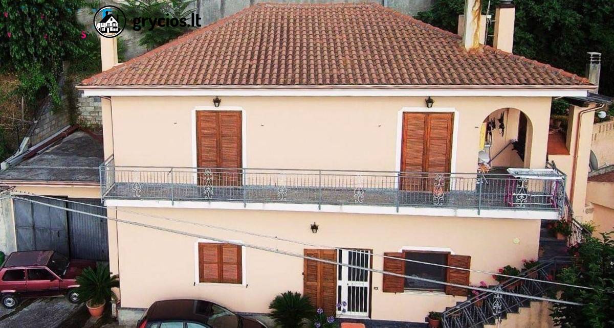 Italijoje, Kalabrijoje parduodamas 5 kambarių namas su vaizdu į jūrą