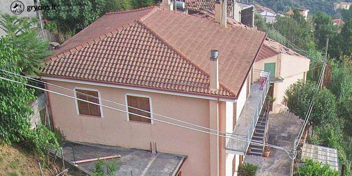 Italijoje, Kalabrijoje parduodamas 5 kambarių namas su vaizdu į jūrą