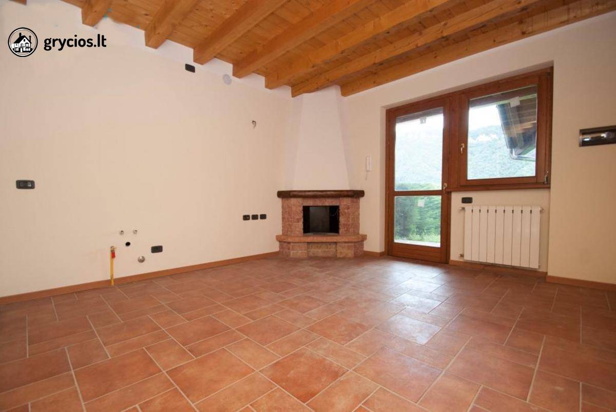 Italijoje, Bergamo prov., Sant'Omobono Terme mstl., parduodama 75 kv.m. vila