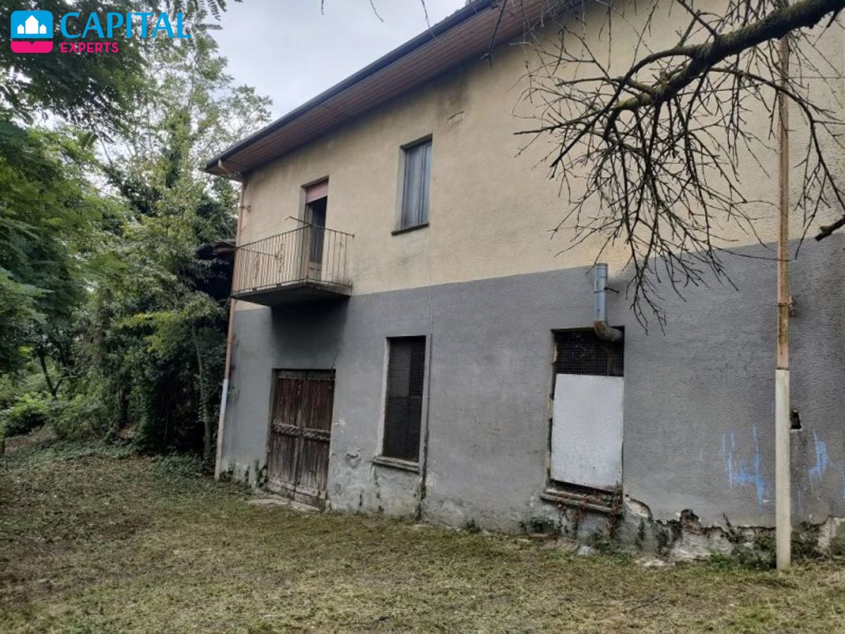Šiaurės Italijoje, Pjemonto reg., Asčio provincijoje, Piea savivaldybėje parduodamas 170 kv.m. namas su 6 a sodu