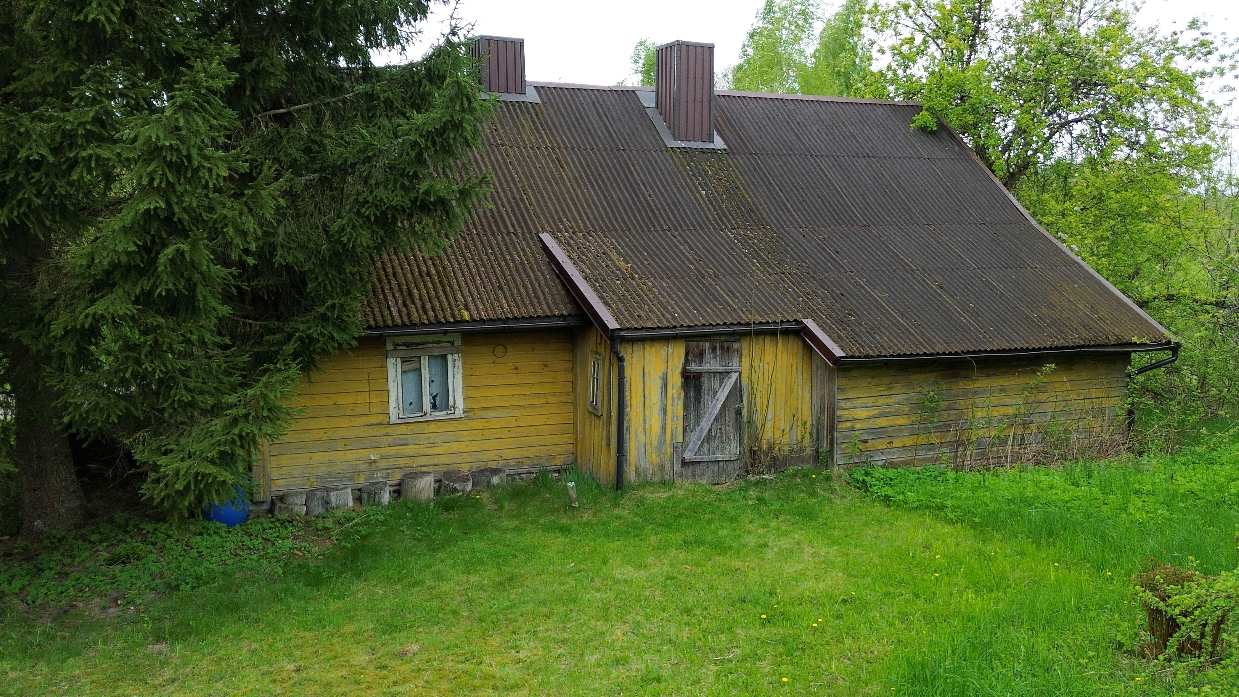 Anykščių raj., Pakeršių kaime, parduodama sodyba prie tvenkinio