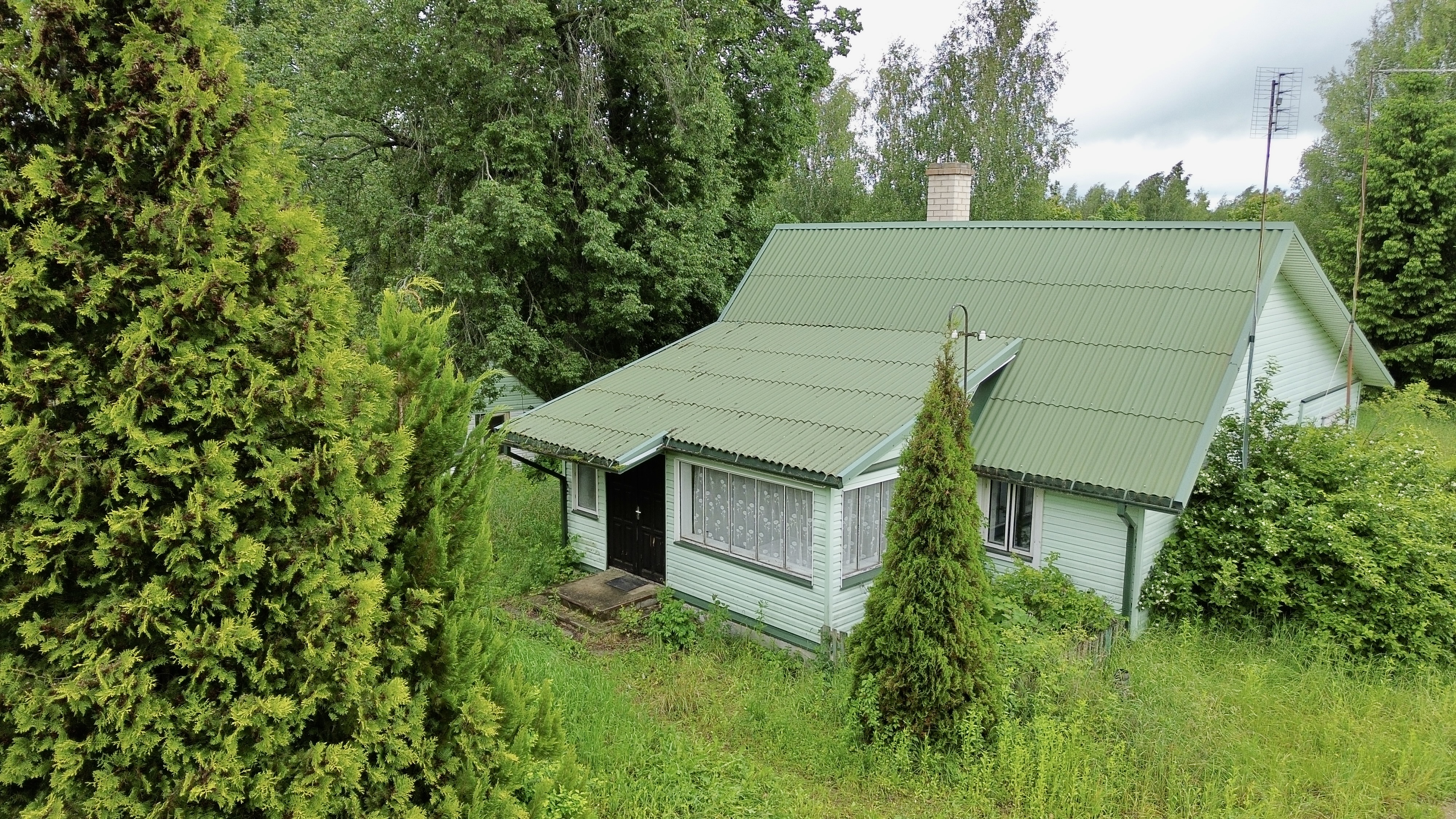 Švenčionių rajone, Žvirbliškių kaime, parduodama sodyba šalia miško su 15,75 ha sklypu