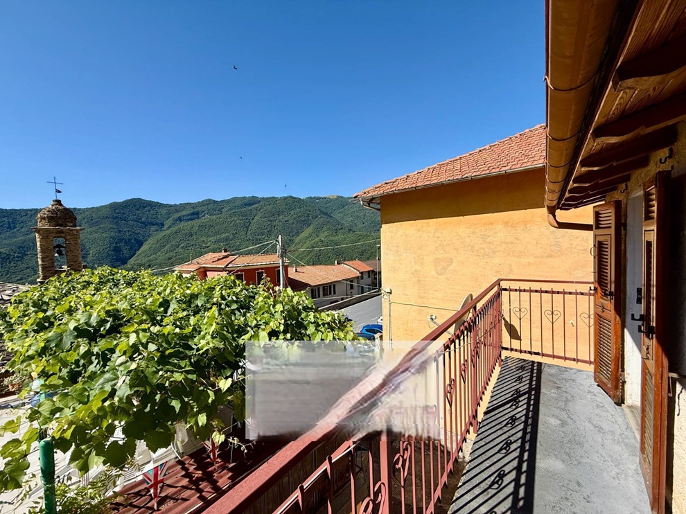 Italijoje, Ligūrijos regione, Pornassio miestelyje parduodamas  4 kamb. sublokuotas namas