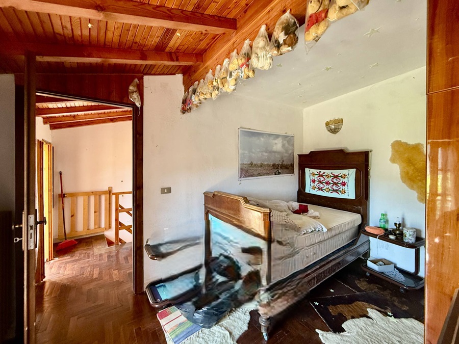 Italijoje, Ligūrijos regione, Pornassio miestelyje parduodamas  4 kamb. sublokuotas namas