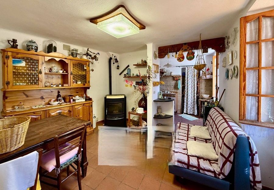 Italijoje, Ligūrijos regione, Pornassio miestelyje parduodamas  4 kamb. sublokuotas namas