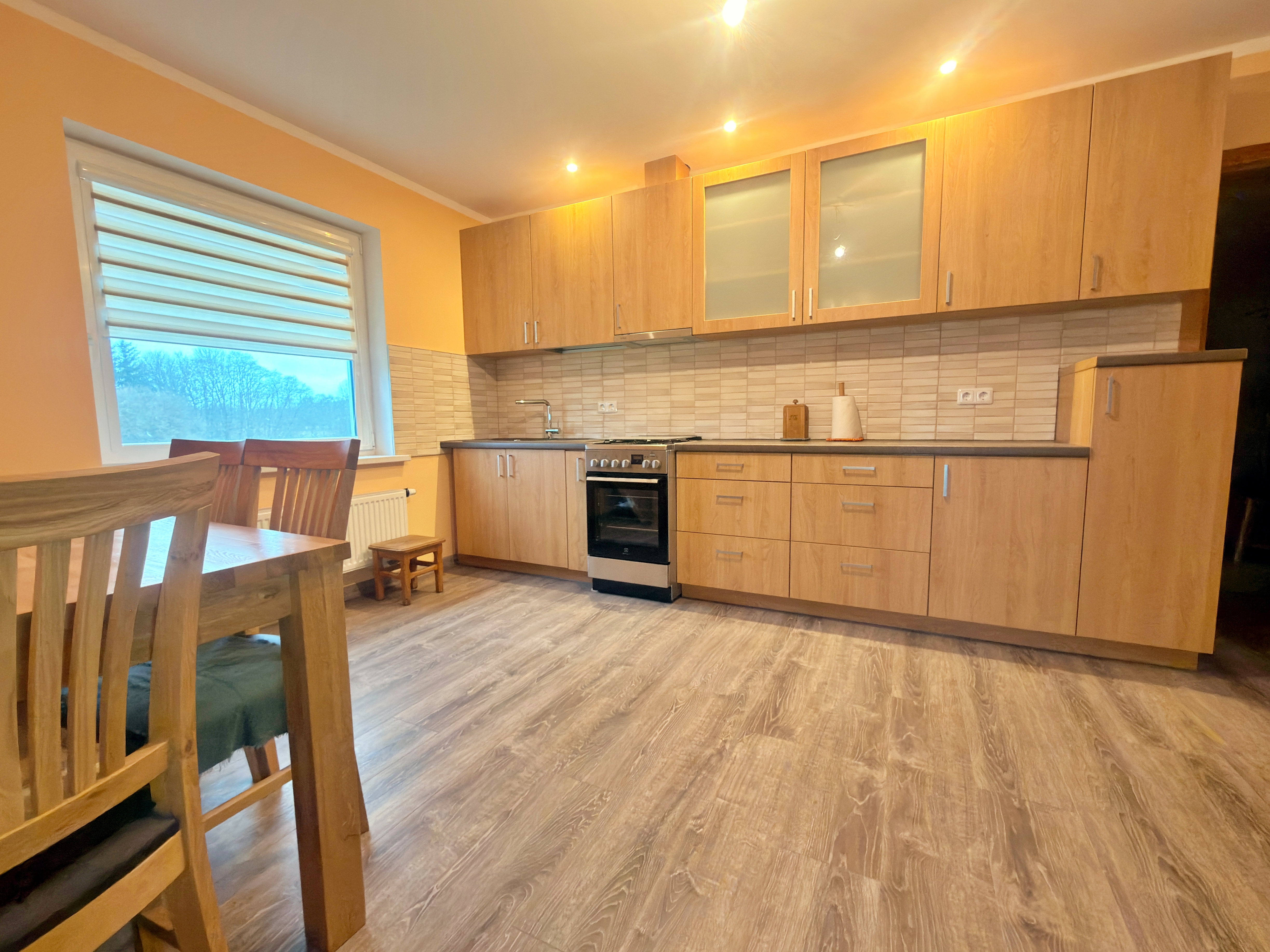 Utenos raj., Vyžuonų mstl., prie upės, parduodamas 106.01 kv.m ploto namas su tvenkiniu