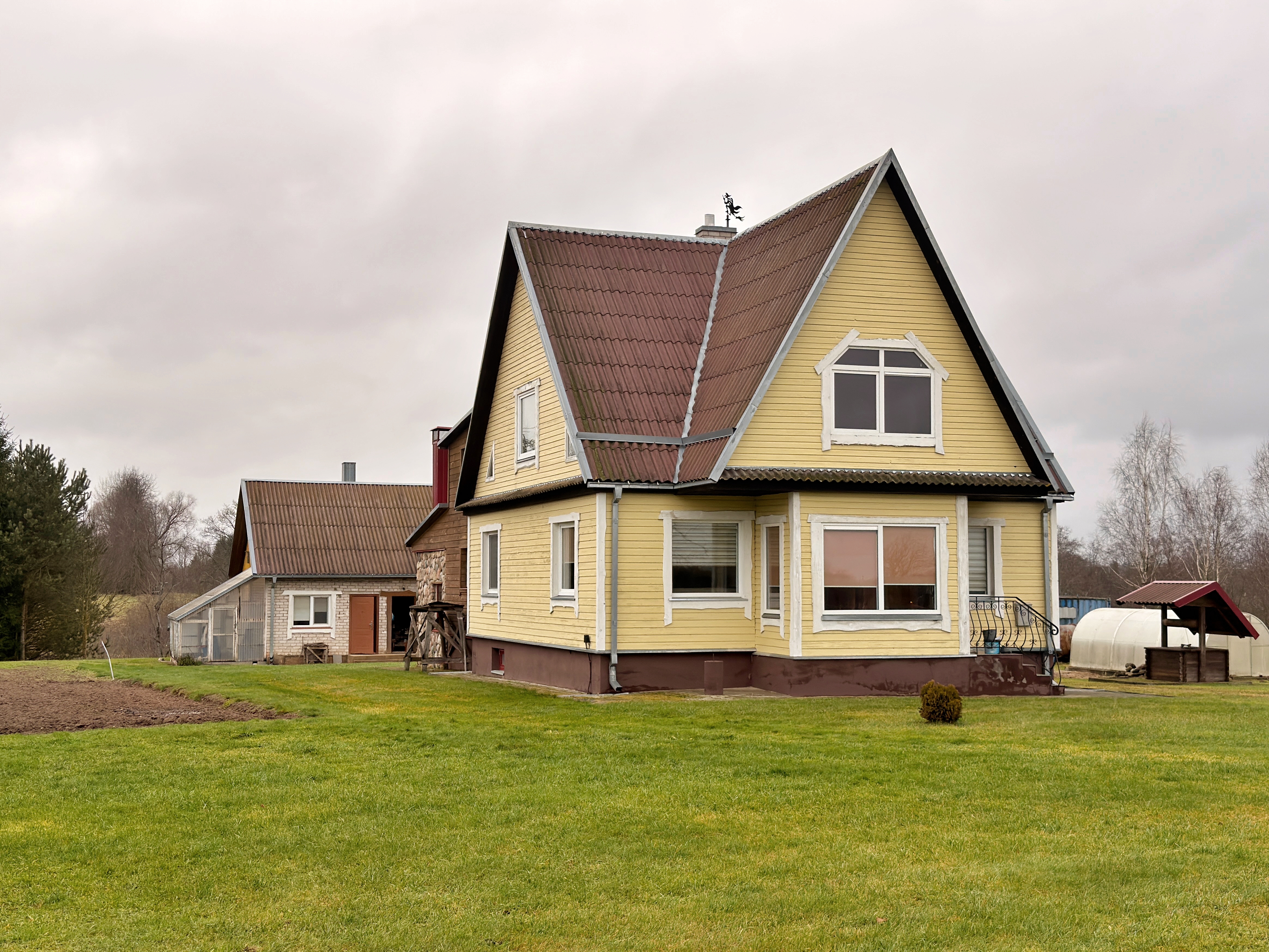 Utenos raj., Vyžuonų mstl., prie upės, parduodamas 106.01 kv.m ploto namas su tvenkiniu