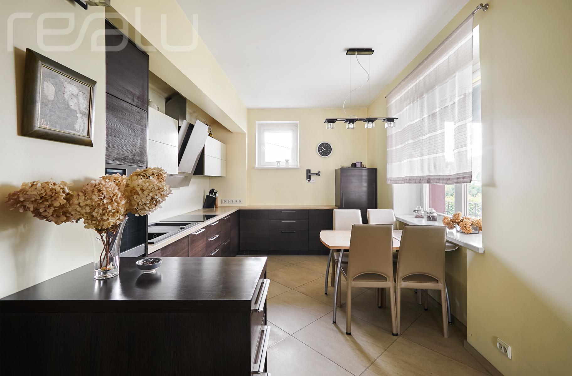 Alytuje, Liepų g. parduodamas mūrinis namas su pirtimi ir baseinu