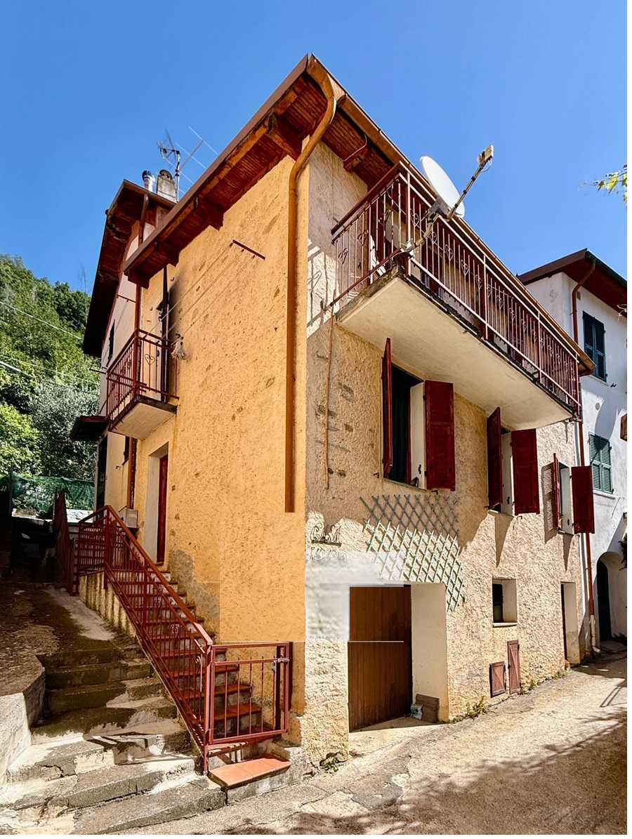 Italijoje, Ligūrijos regione, Pornassio miestelyje parduodamas 4 kamb. sublokuotas namas