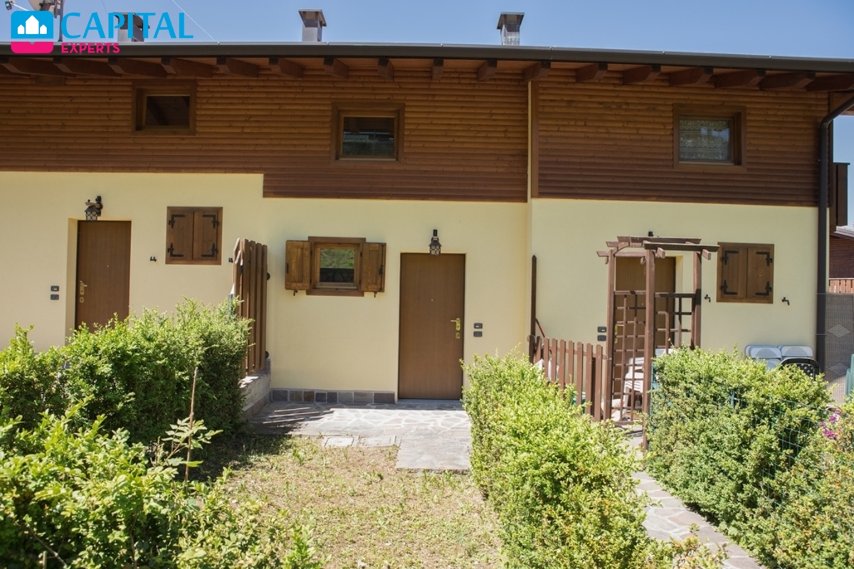 Italijoje, Bergamo provincijoje, parduodama naujos statybos dviejų aukštų 75 kv. m. 3 kambarių sublokuota vila