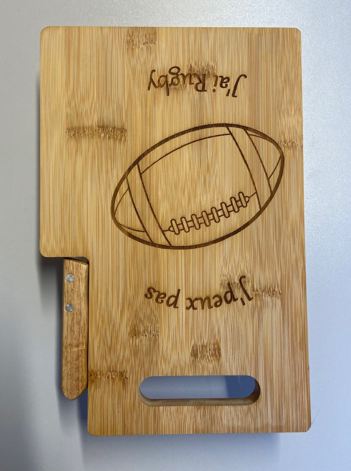 Planche à saucisson avec couteau