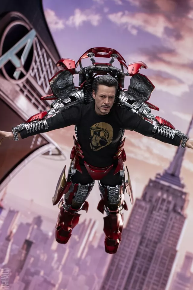 Hot Toys MMS718B The Avengers Movie Masterpiece Tony Stark (Mark VII Suit-Up Version) 1/6 Action Figure