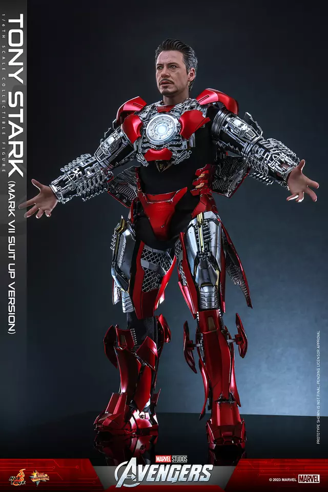 Hot Toys MMS718 The Avengers Movie Masterpiece Tony Stark (Mark VII Suit-Up Version) 1/6 Action Figure
