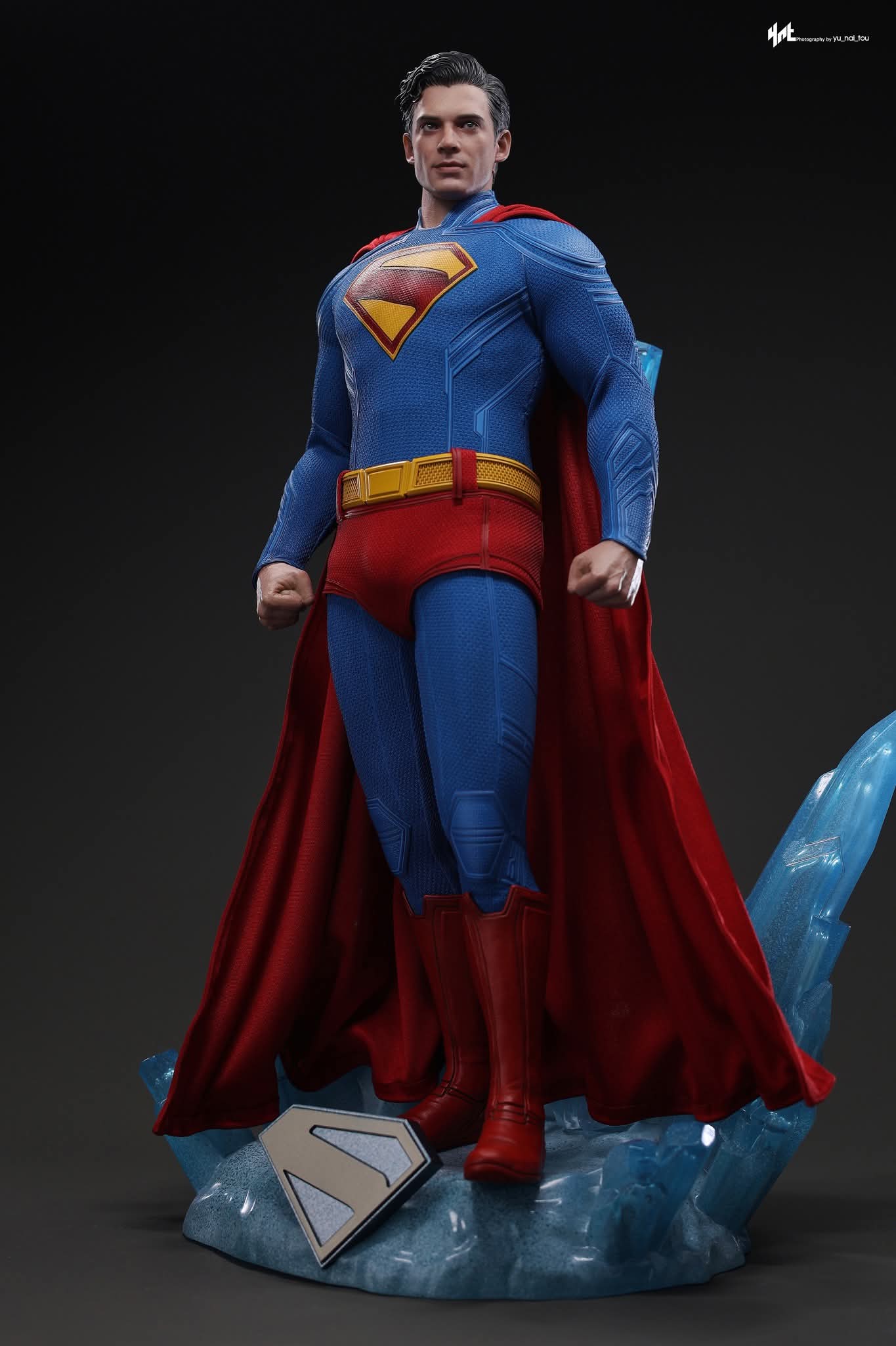 In stock! Hot Toys MMS812 Superman 1/6th Scale Superman & Krypto Collectible