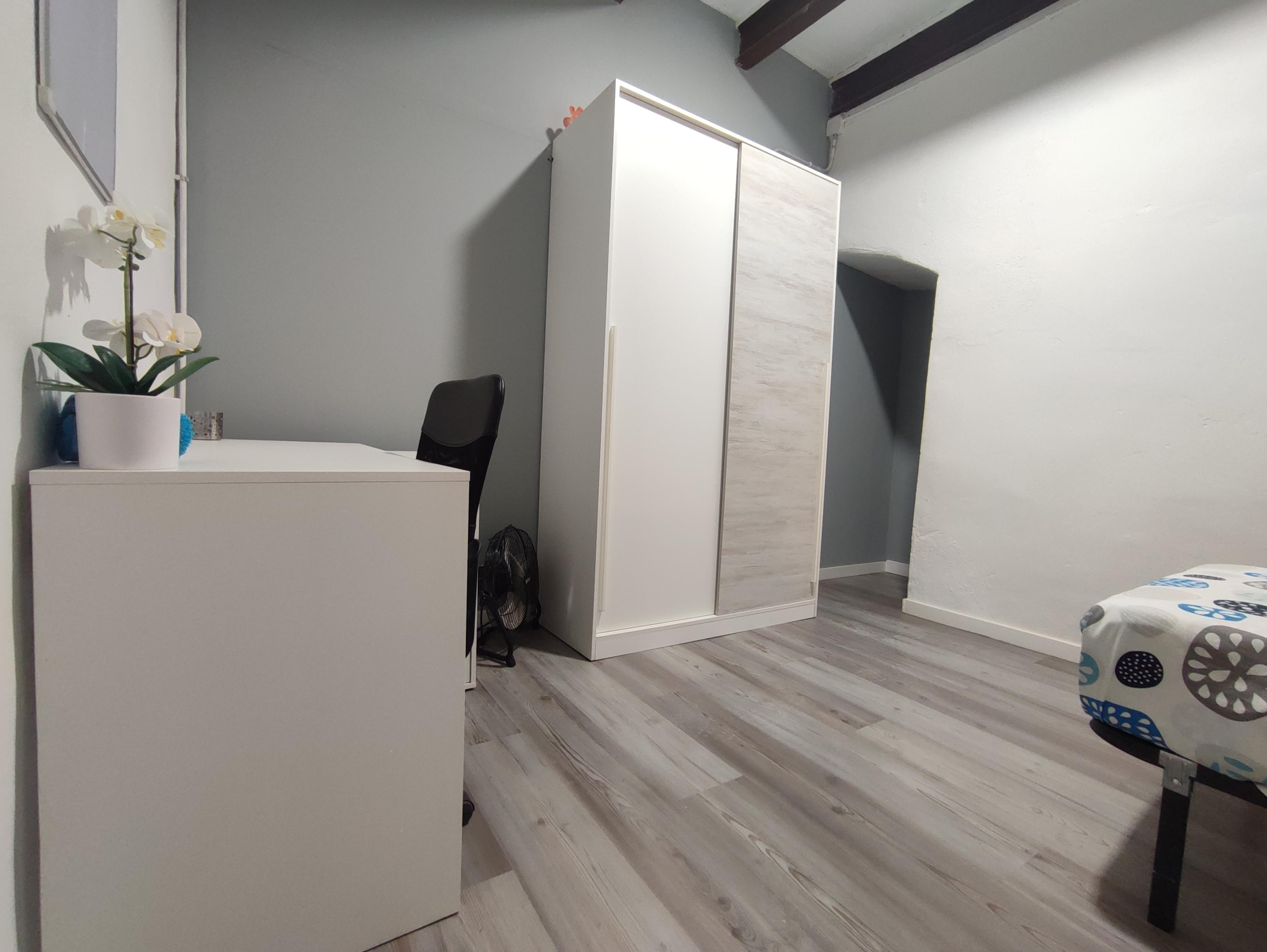 Habitación en Alquiler en Sabadell - Espacio Moderno y Funcional