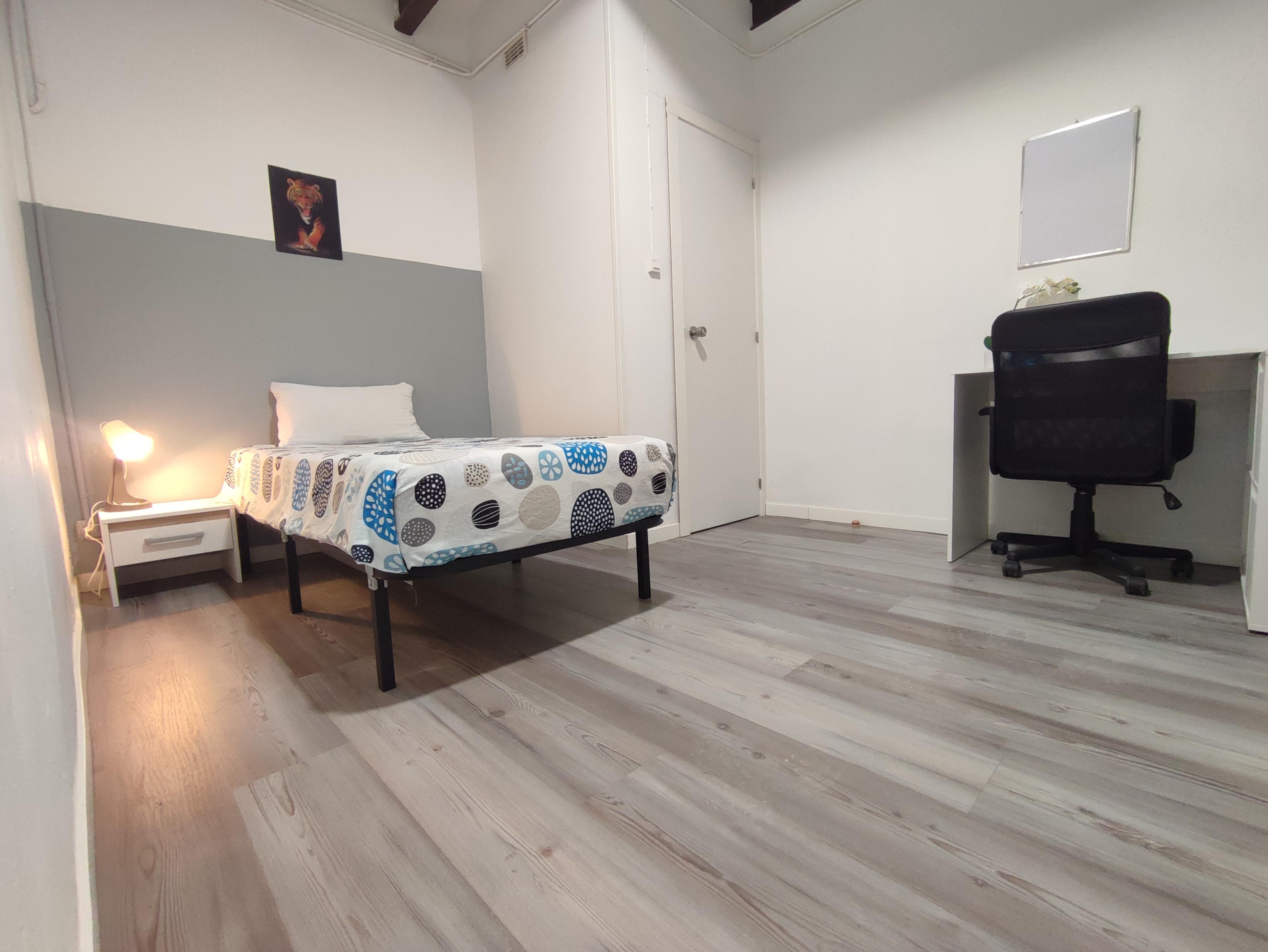 Habitación en Alquiler en Sabadell - Espacio Moderno y Funcional