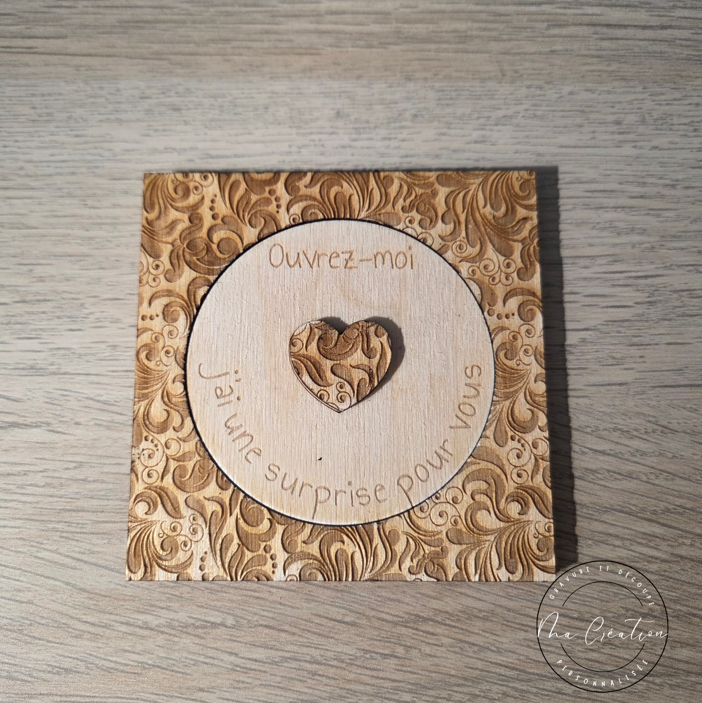 Carte surprise en bois gravé