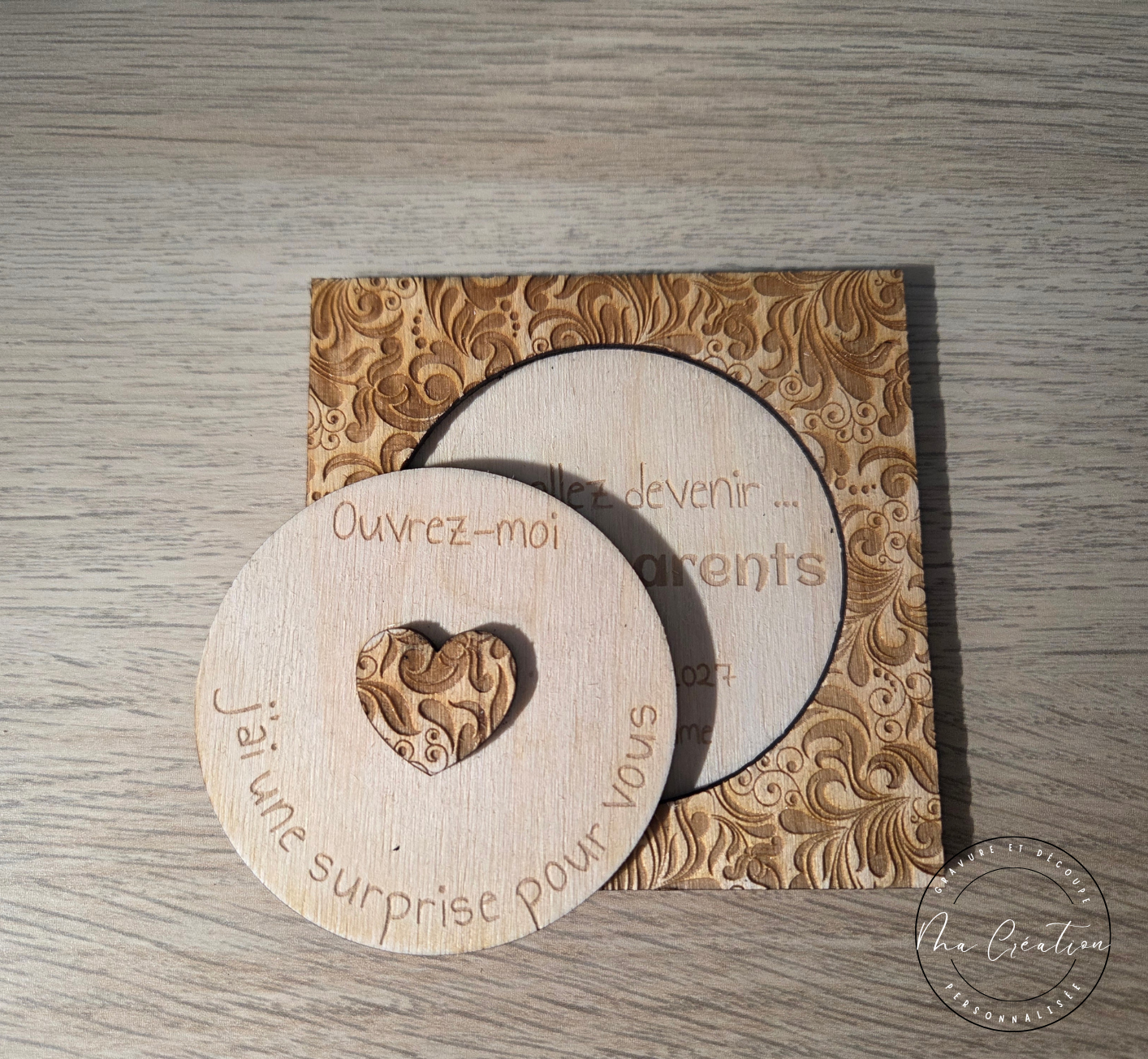 Carte surprise en bois gravé