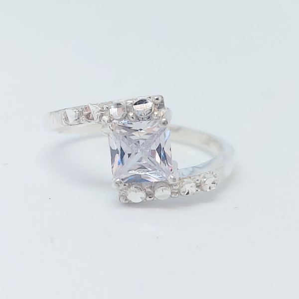 Anillo de compromiso con piedra cuadrada