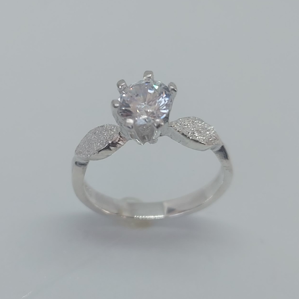 Anillo elegante de plata con circón