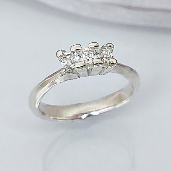 Anillo de compromiso con tres piedras