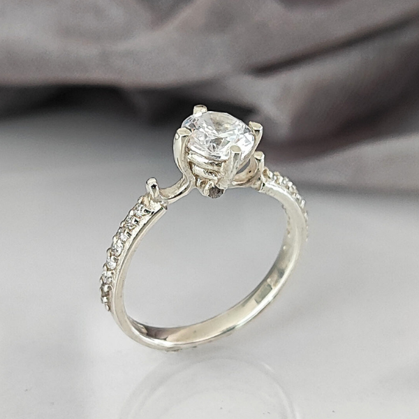 Elegante  anillo de compromiso