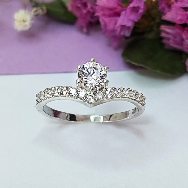 Hermoso Anillo de compromiso en V