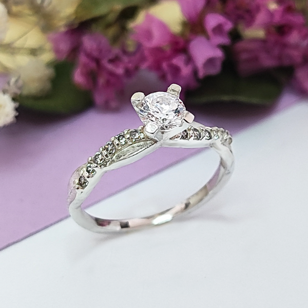 Anillo de compromiso con diseño entrelazado