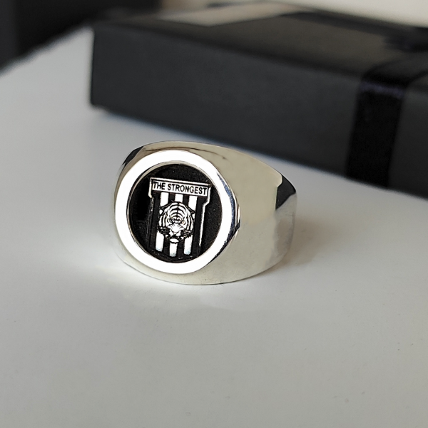 Anillo de Plata con escudo de 'The Strongest'