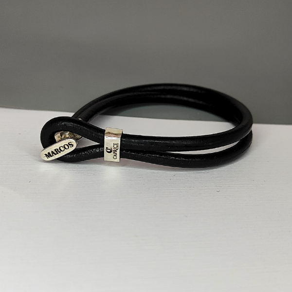 Pulsera de cuero negra con nombre personalizado