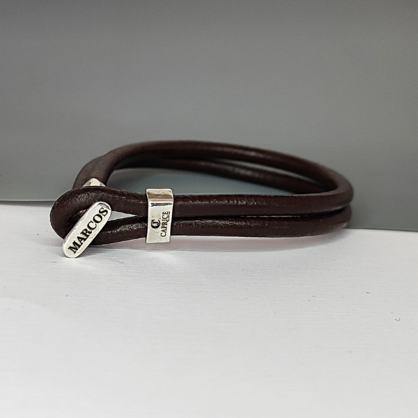 Pulsera de cuero negra con nombre personalizado