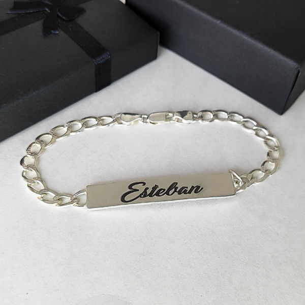 Pulsera personalizada con nombre grabado