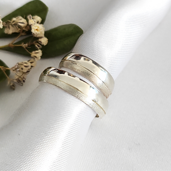 Elegantes anillos de boda con textura