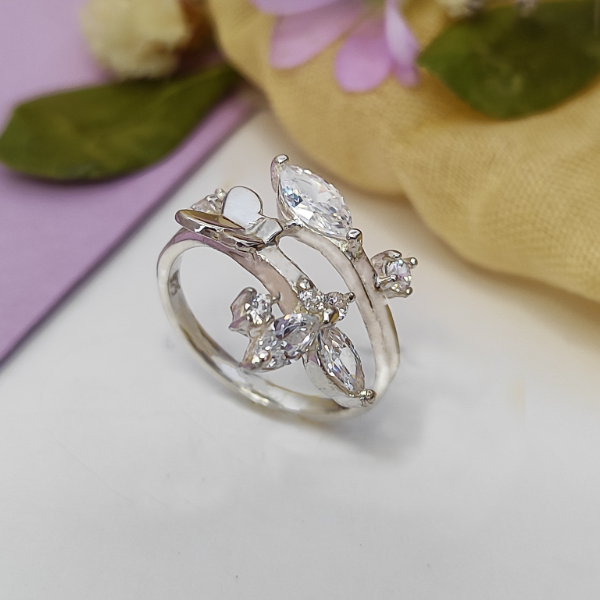Elegante anillo con mariposa para mujer