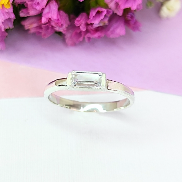 Anillo de plata con circón cristalino