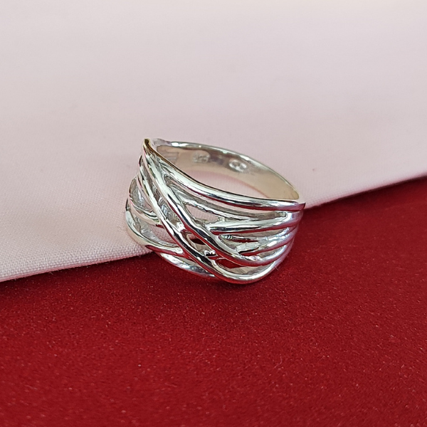 Elegante anillo de diseño contemporáneo