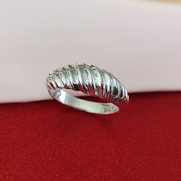 Anillo de plata 925 con elegante y moderno diseño