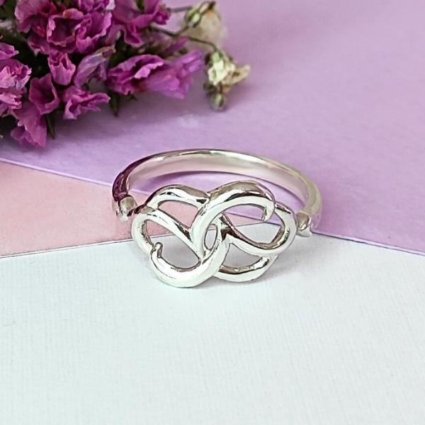 Anillo de plata con diseño entrelazado