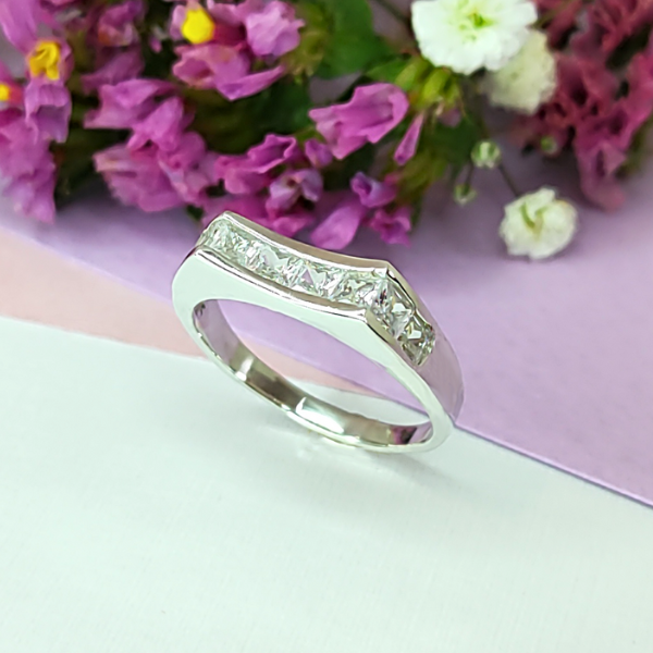 Anillo elegante con circones brillantes