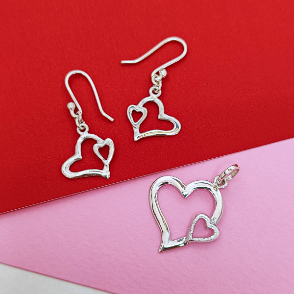 Juego de aretes y dije de corazones