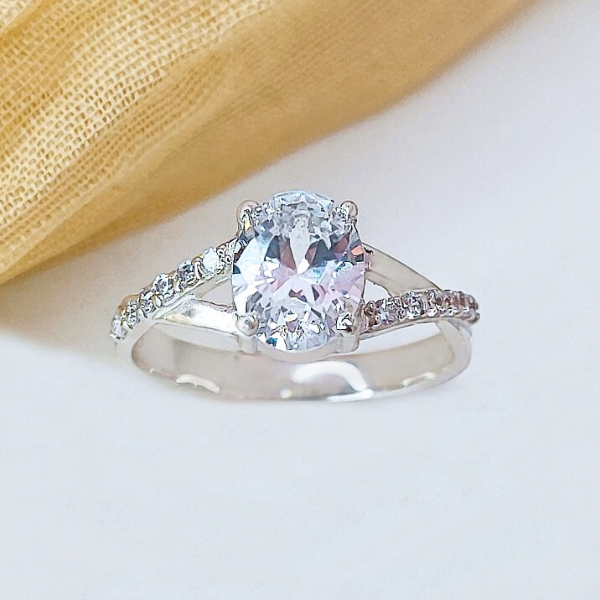 Anillo de plata con piedra circón central cristalino