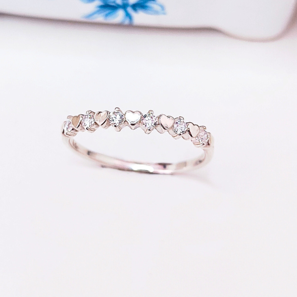 Anillo de corazones y zirconias