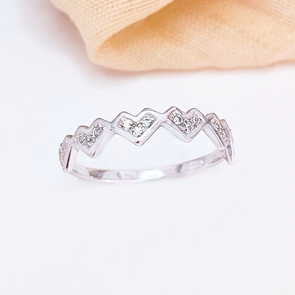 Anillo de plata 925 con diseño de corazones