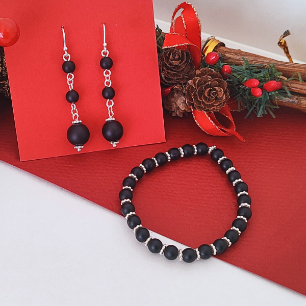 Set de pulsera y aretes de cuentas negras
