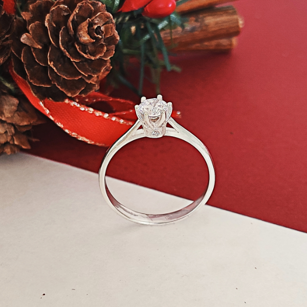 Anillo de compromiso de plata 925 con cristal central en montadura