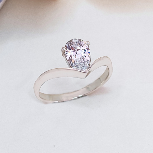 Anillo de compromiso piedra gota