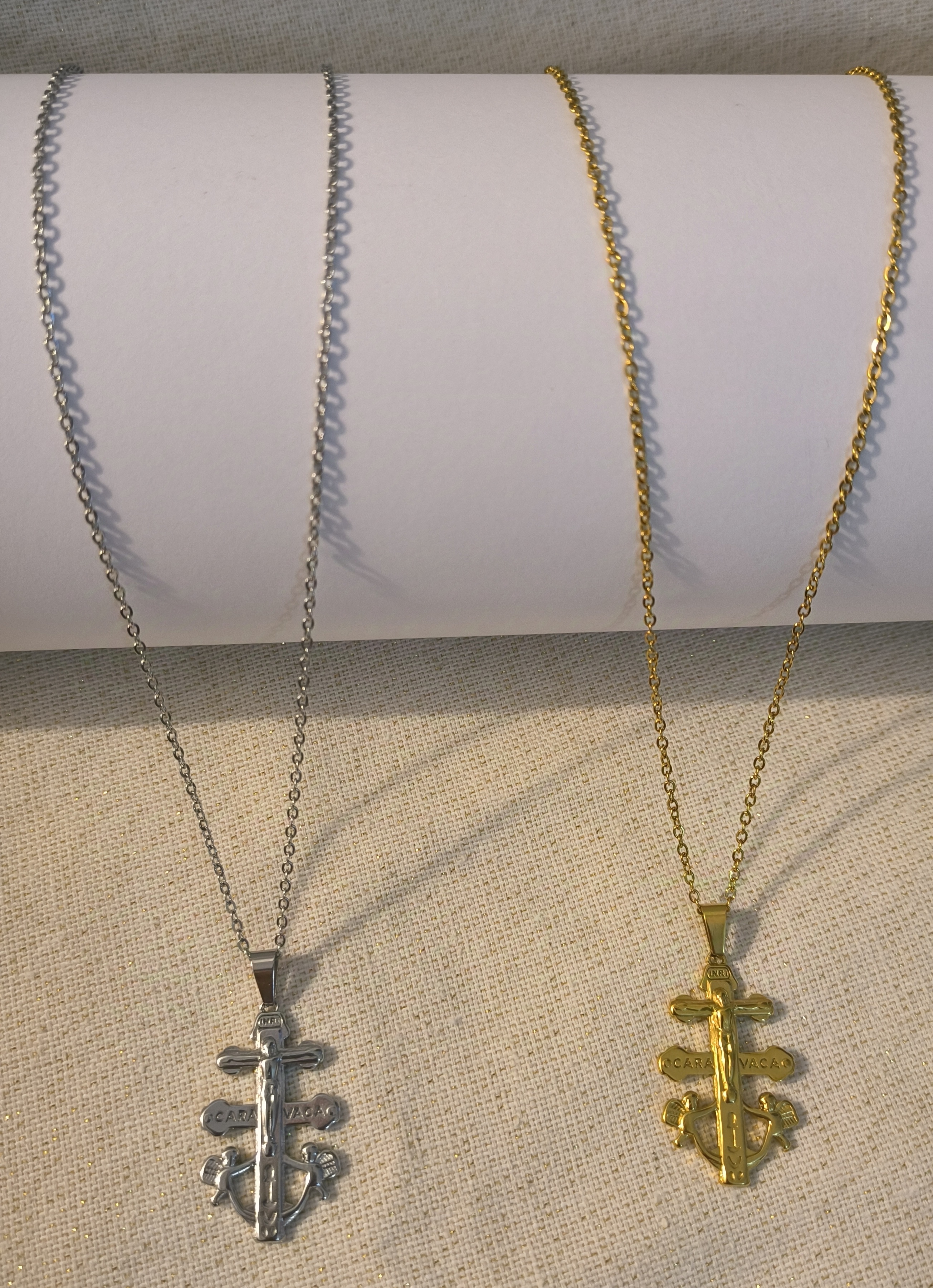 Colgante Cruz de Caravaca con relieve.