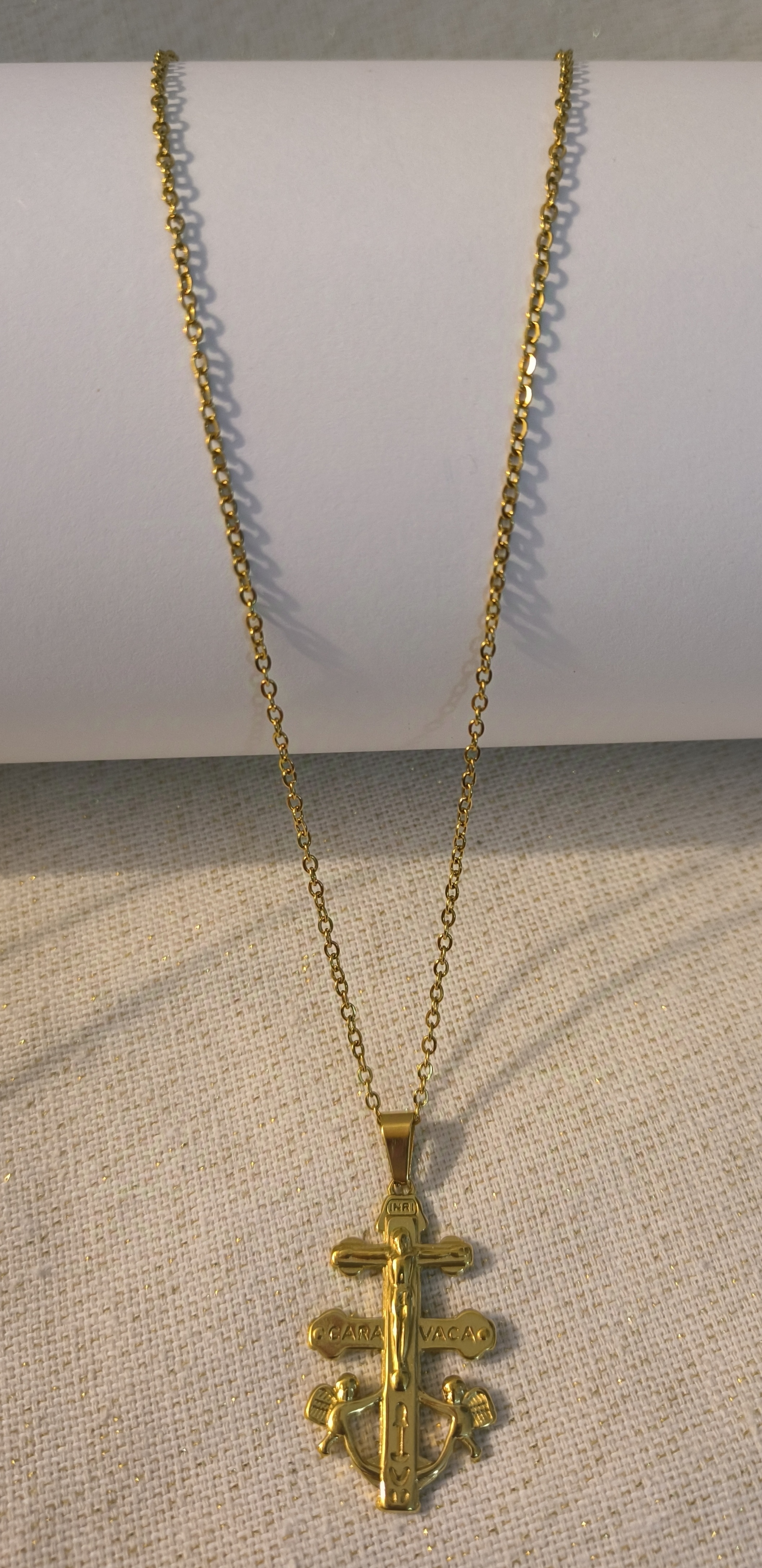 Colgante Cruz de Caravaca con relieve.