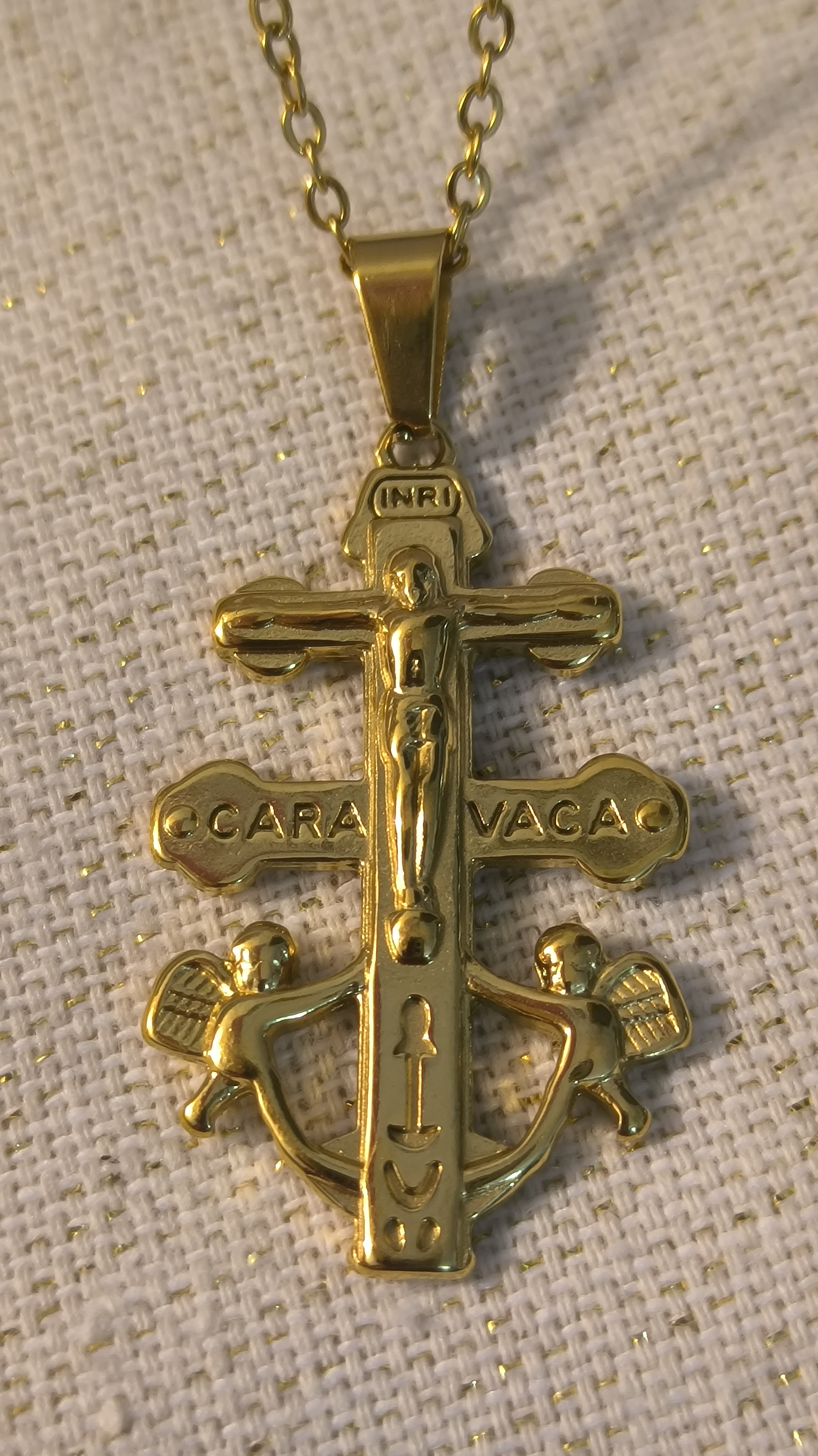 Colgante Cruz de Caravaca con relieve.